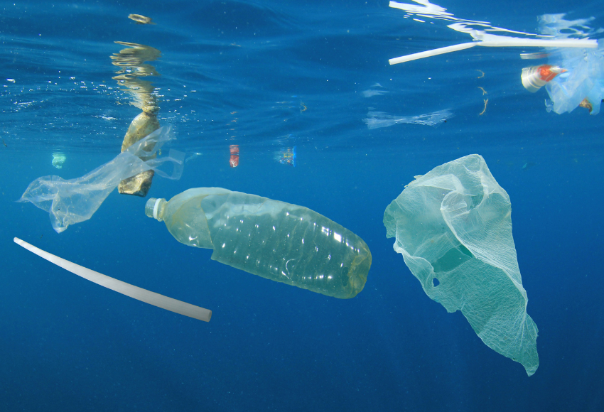 plastics pollution floating in the ocean 